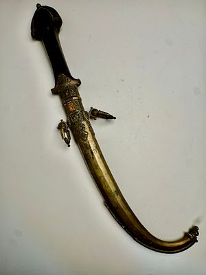 דאגר ונדן מהמאה ה-19, עשוי עץ ומתכת, אורך כולל נדן- 35 ס״מ ישנם חתיכות זהב מוטבעות בידית ובנדן 