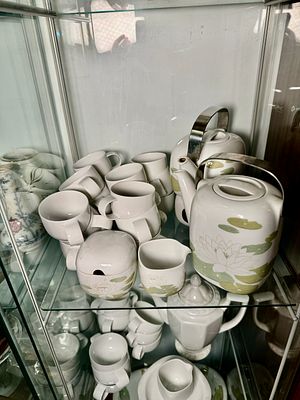 סט קפה ותה גדול של חברת rosenthal דגם studio linie, גרמניה הכוללים: קומקום גדול גובה כולל ידית 