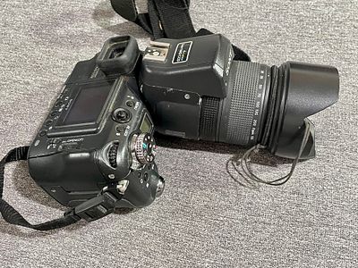 מצלמה SONY- DSC-F828 עם עדשה CARL ZEISS VARIO-SONNAR 2-2,8/7,1-51 כולל ציוד נילווה - כולל מבזק 