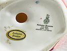 ROYAL DOULTON - שתי פיגורות פורצלן חתומות וממוספרות -KIRSTY גובה 19 ס''מ -AUTUMN BREEZES גובה תמונה - 7