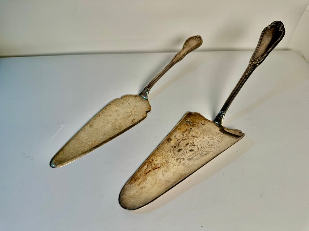 זוג כל הגשה לעוגה עתיקים כסף חתום חתימה שחוקה משקל 239 גרם אורך 25.5, 26.5 ס׳׳מ