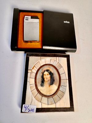 לוט 2 פריטים : מיניאטורה מסגרת שנ הב ציור עבודת יד ומצית של חברת braun