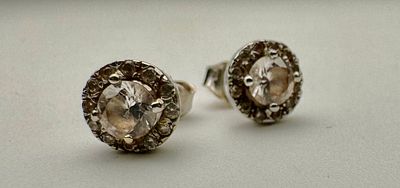 זוג עגילי זהב 14k זהב לבן משובץ אבנים לבנות משקל 1.94 גרם