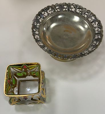 לוט 2 כלים: סנטרפיס מתכת בקוטר 23 ס"מ וכלי זכוכית בגובה 10 ס"מ