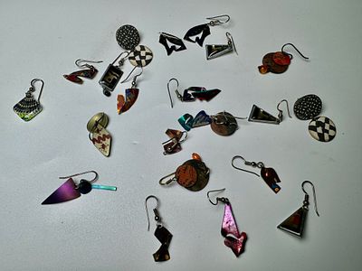 לוט 16 תכשיטי אופנה שונים הכוללים : 6 זוגות עגילים ו 10 עגילים בודדים