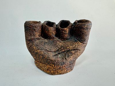 אגרטל ל4 פרחים בודדים עבודת יד קרמיקה בצורת כף יד