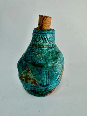 פסל עבודת יד מפיאנס מצרי בסגנון ארכיאולוגי נעשה במאה הקודמת בדמות בקבוק