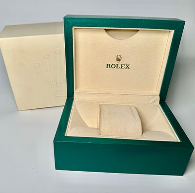 קופסא לשעון rolex דגם 39137.71 oyster במצב משומש גודל 15x8x11.5 ס׳׳מ