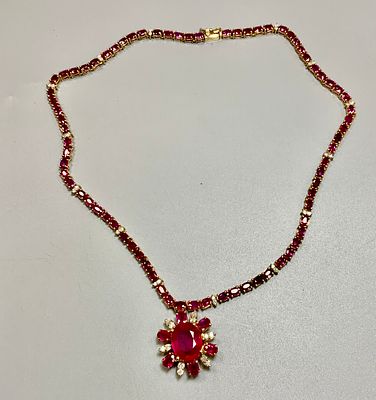 ענק לצוואר זהב 14k חתום משובץ 12 יהלומים של 5 נק ׳ כל אחד בתליון ועוד 30 יהלומים של 2 נק בשרשרת 