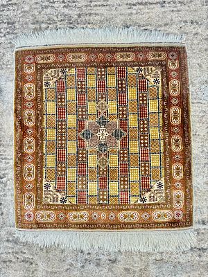 שטיח משי עבודת יד מידה 60x55 ס״מ זקוק לניקוי יש תיקון