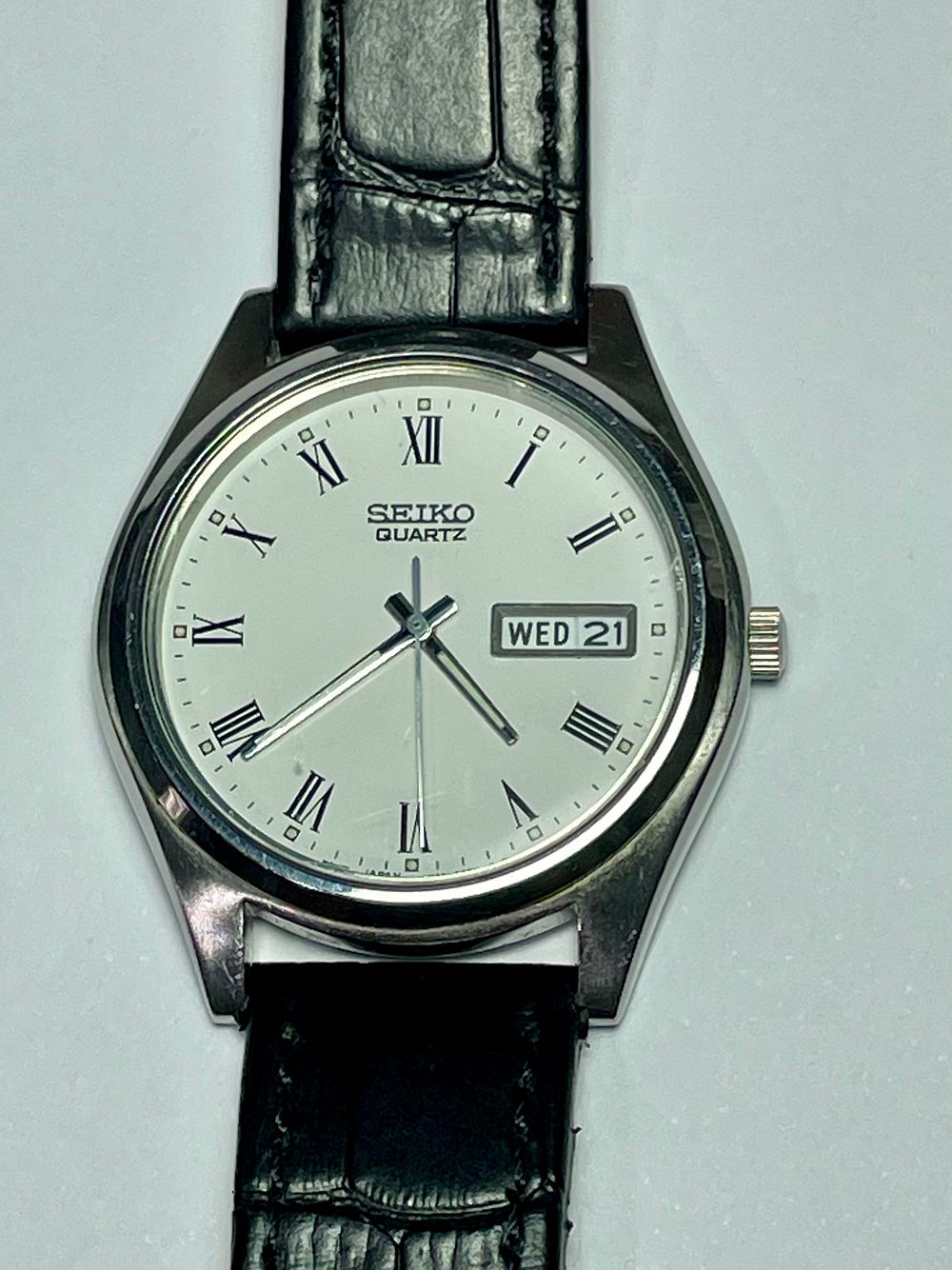SEIKO QUARTZ שעון יד עם יום ותאריך - 36 מ''מ במצב מעולה ועובד תקין - רצועת עור לא מקורית
