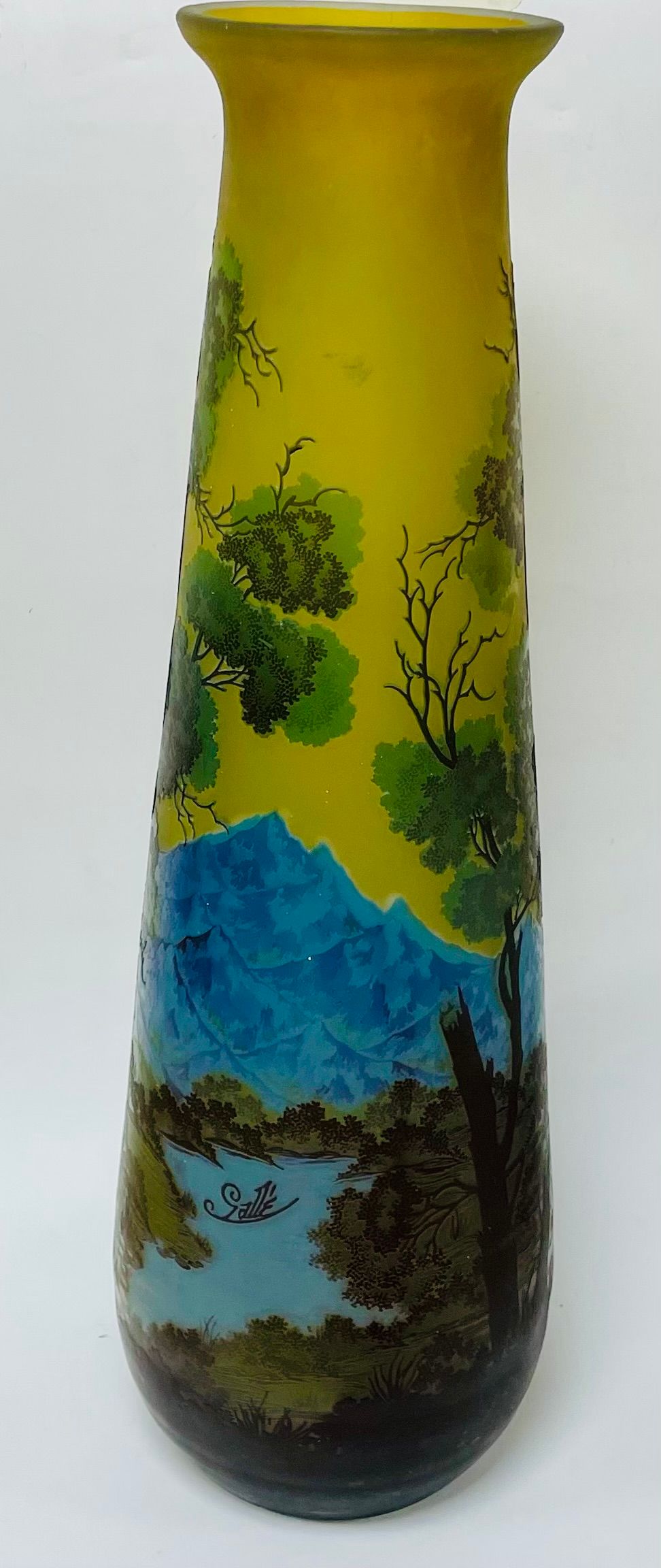 אגרטל גדול מאוד ומרשים ביופיו - זכוכית אומנותית חתום GALLE גובה 63 ס''מ -באיכות טובה מאוד 
לא 