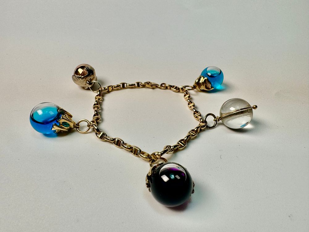 צמיד זהב 14 קרט חתום עם 5 תליוני זהב 4 עם כדורי זכוכית ואחד כדור זהב - קוטר כדור 13 מ''מ - אורך 