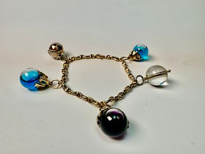 צמיד זהב 14 קרט חתום עם 5 תליוני זהב 4 עם כדורי זכוכית ואחד כדור זהב - קוטר כדור 13 מ''מ - אורך 