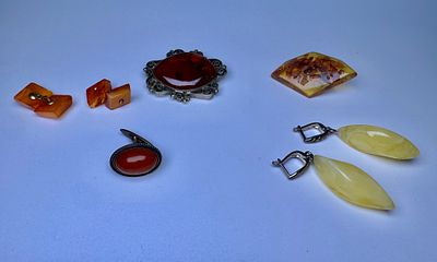 לוט תכשיטי ענברים וכסף שונים - 38 גרם כולל סיכות-חפטים- עגילים