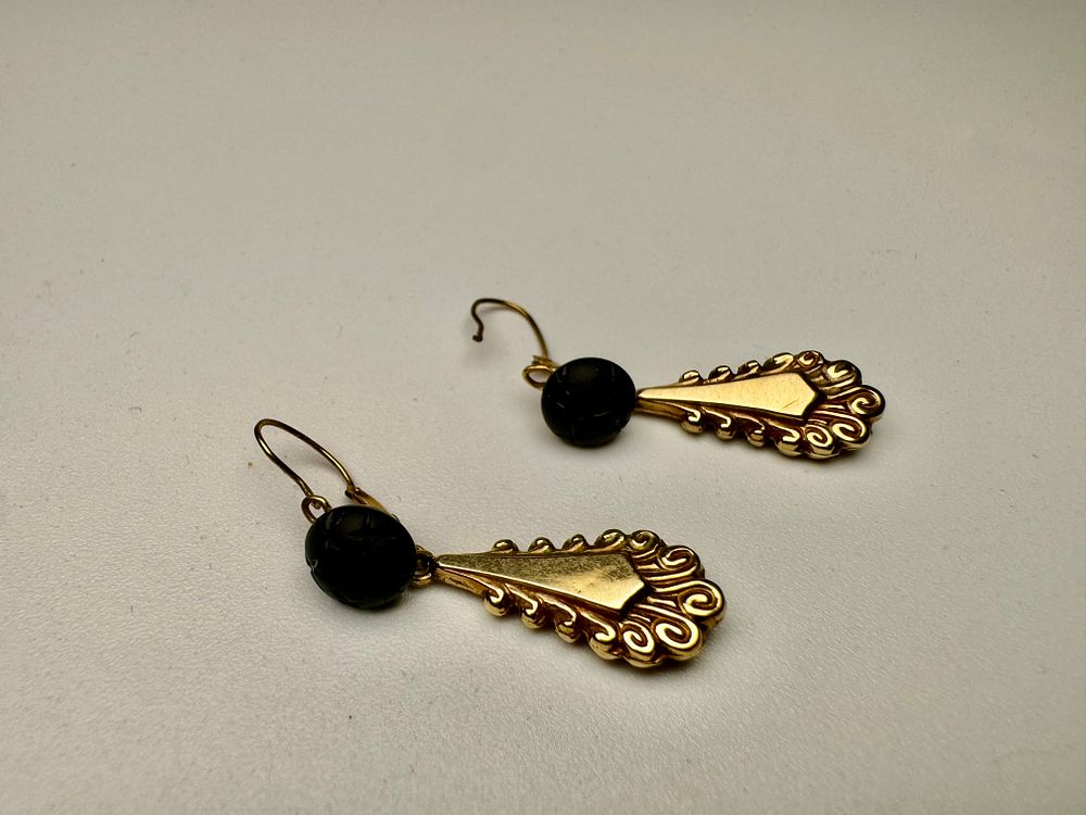 זוג עגילי זהב 9 קרט חתומים -אמגליה עתיקים עם שתי אבנים קטנות שחורות -