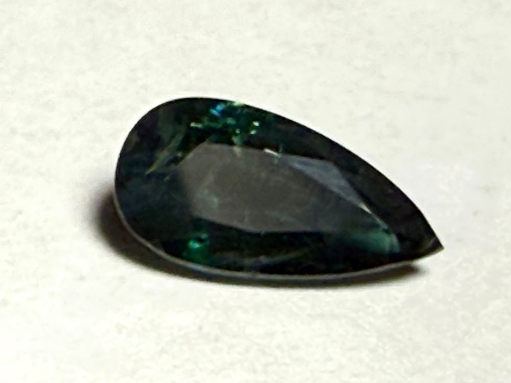 ספיר טבעי צבע כחול בינוני עד כהה עם מעט צבע ירוק - צלילות בינונית - ברק טוב 
NATURAL BLUE GREEN 