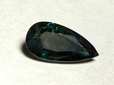 ספיר טבעי צבע כחול בינוני עד כהה עם מעט צבע ירוק - צלילות בינונית - ברק טוב 
NATURAL BLUE GREEN 