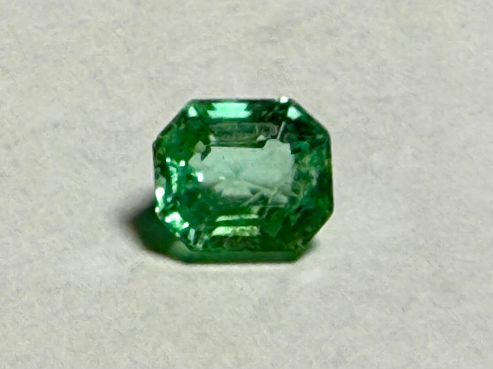 אמרלד טבעי צבע וברק מצויין NATURAL EMERALD 1.25 CT - 6X7X4.8 MM צלילות גבוהה וברק מעולה - אבן 