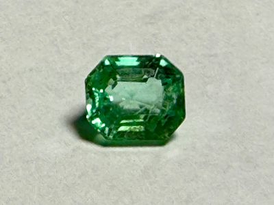 אמרלד טבעי צבע וברק מצויין NATURAL EMERALD 1.25 CT - 6X7X4.8 MM צלילות גבוהה וברק מעולה - אבן 