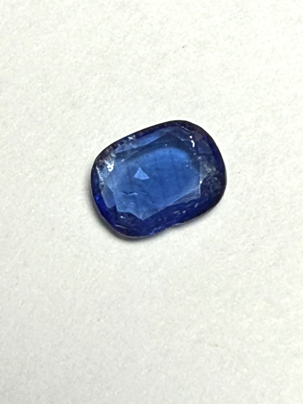 ספיר כחול טבעי צבע מעולה עם ברק יפה- רואים קווי גידול בתוך האבן-ליטוש אובלי מעט שטוחה - NATURAL 