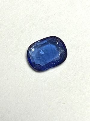 ספיר כחול טבעי צבע מעולה עם ברק יפה- רואים קווי גידול בתוך האבן-ליטוש אובלי מעט שטוחה - NATURAL 