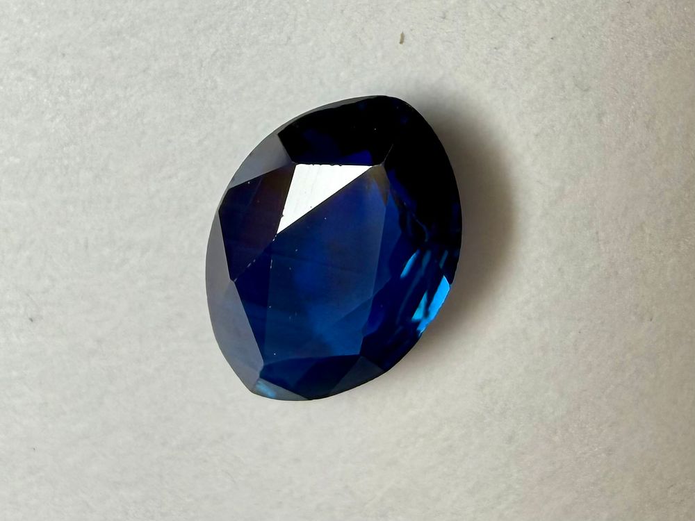 ספיר כחול כמעט מלכותי טבעי צבע מעולה עם ברק יפה- רואים קווי גידול בתוך האבן-ליטוש אובלי-מרקיזה 