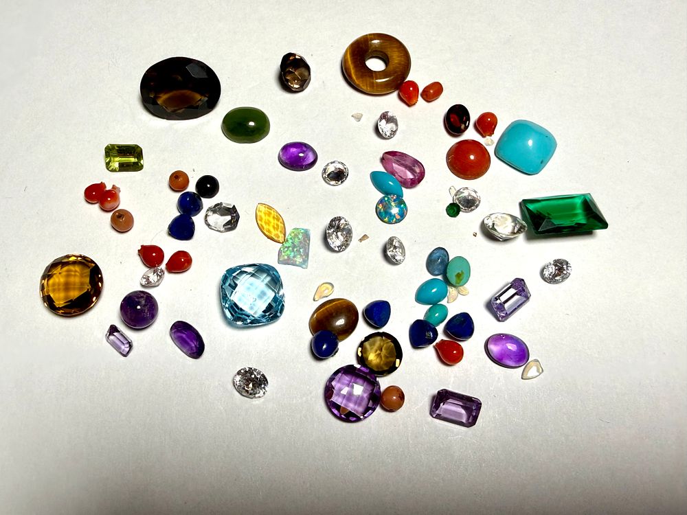 אוסף של 60 אבני חן רובן טבעיות כולל אבני קוורץ -אמטיסט-בלו 