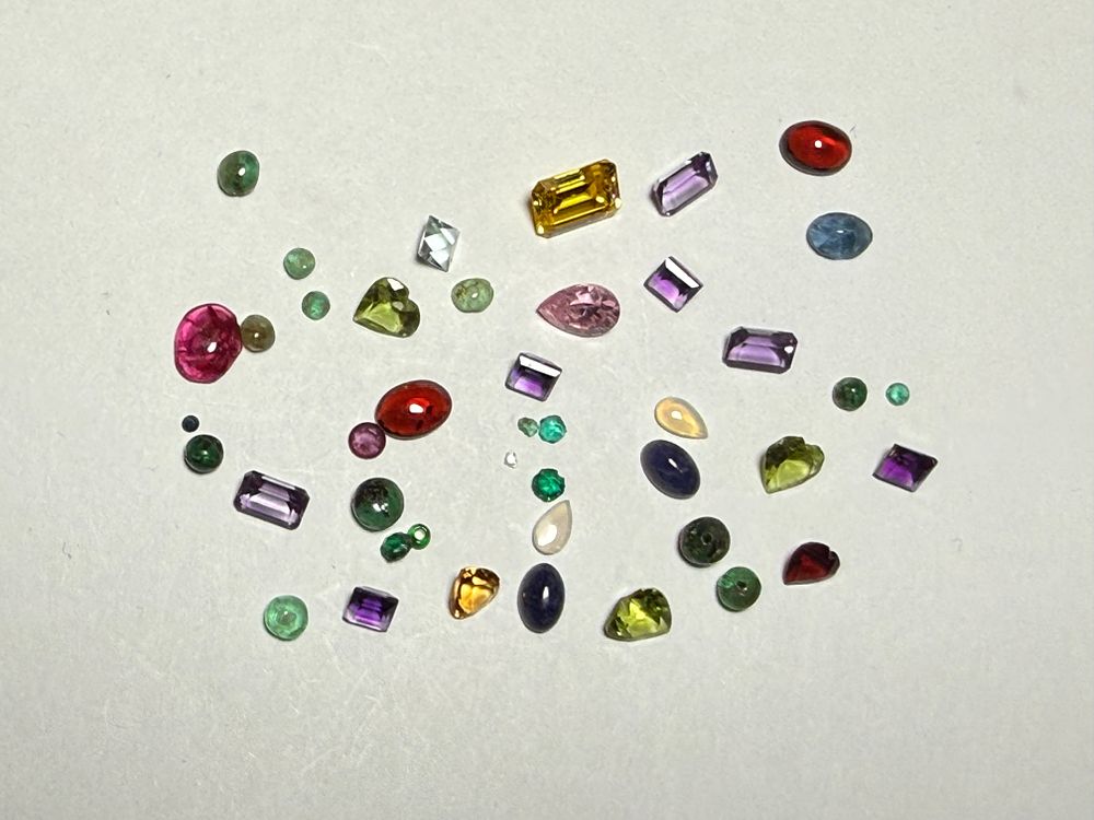 אוסף של 40 אבני חן רובן טבעיות כולל אבני קוורץ-אמטיסט-בלו טופז-ג'ייד-אופל-טופז- 