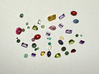 אוסף של 40 אבני חן רובן טבעיות כולל אבני קוורץ-אמטיסט-בלו טופז-ג'ייד-אופל-טופז- 