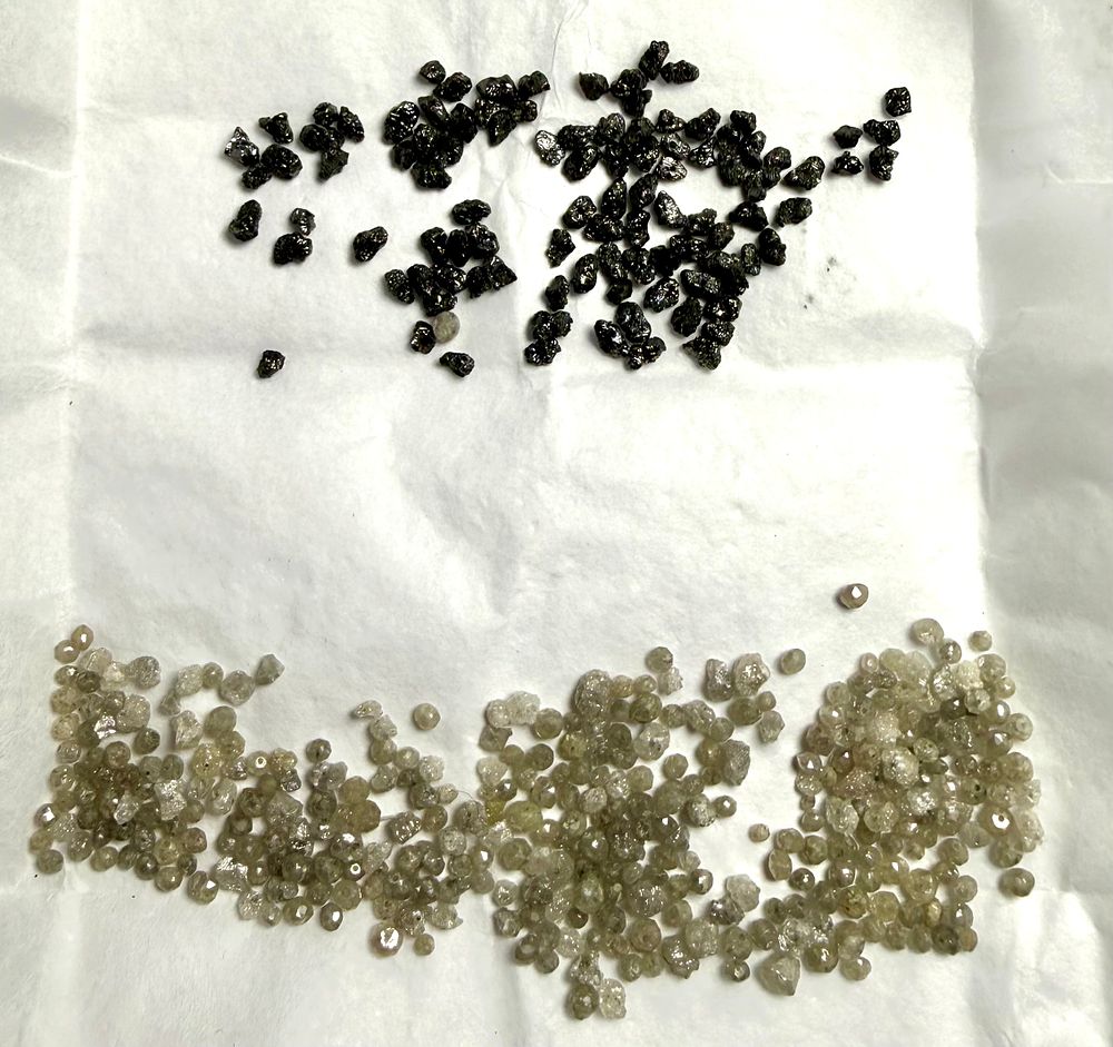 יהלומים גלם טבעי חרוזים עם חור הכנה לשיזור - 22CT יהלומים לבנים - 8 CT יהלומים שחורים - קוטר 