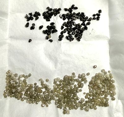 יהלומים גלם טבעי חרוזים עם חור הכנה לשיזור - 22CT יהלומים לבנים - 8 CT יהלומים שחורים - קוטר 