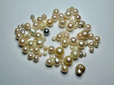 פנינים שונות - 20 גרם - 100 CT- מ 3 מ''מ עד 8 מ''מ קוטר באיכויות יפות - רובן עם חור אחד לשיבוץ 