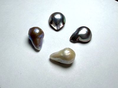 ארבעה פנינים טבעיות גדולות מיוחדות בצורות שונות - 69.35 CT - שתי פנינים מובי קבושון אפורות 