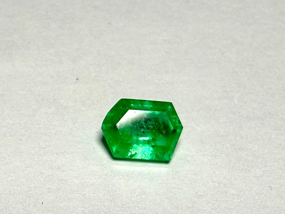 אמרלד ירוק טבעי צבע מעולה וברק חזק בליטוש מיוחד - 0.90 CT - מידות 5.3X7.2X3.8 מ''מ - צלולה עם 