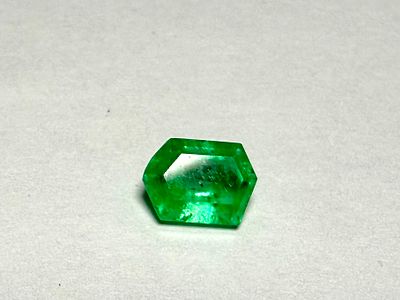 אמרלד ירוק טבעי צבע מעולה וברק חזק בליטוש מיוחד - 0.90 CT - מידות 5.3X7.2X3.8 מ''מ - צלולה עם 