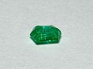 אמרלד ירוק טבעי צבע מעולה וברק חזק בליטוש מיוחד - 0.90 CT - מידות 5.3X7.2X3.8 מ''מ - צלולה עם תמונה - 2