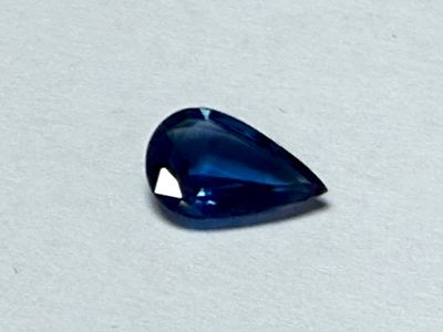 ספיר טבעי צבע כחול בינוני עד כהה - צלילות טובה ו ברק טוב 
NATURAL BLUE SAPHIRE PEAR SHAPE 0.90 