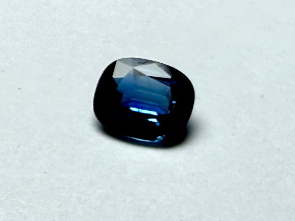 ספיר אובלי טבעי צבע כחול בינוני עד כהה - צלילות טובה ו ברק טוב 
NATURAL BLUE SAPHIRE OVAL SHAPE 