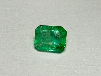 אמרלד ירוק בהיר טבעי ברק טוב בליטוש קלאסי - 0.95 CT - מידות 5.6X7X4 מ''מ - צלולה עם מעט תכלילים 