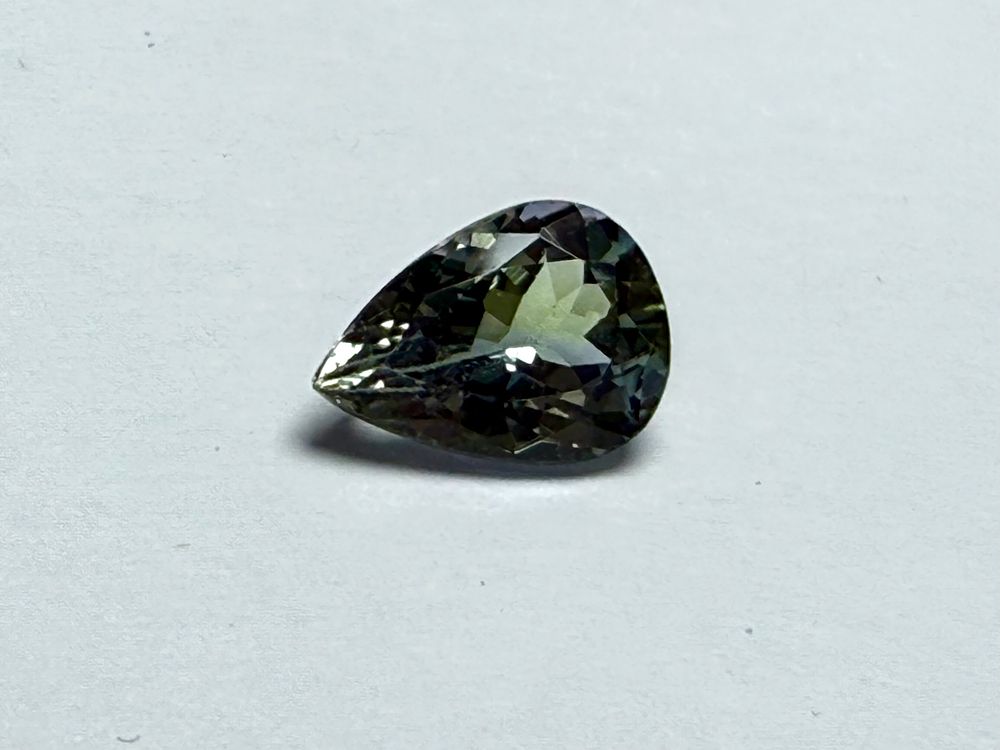 ספיר טבעי צבע כחול ירקרק בהיר צלול מאוד - ברק מעולה חזק ליטוש טיפה - 
NATURAL BLUE 