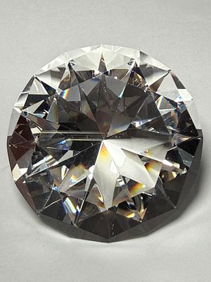 קריסטל גדול- בליטוש דמוי יהלום מודרני עגול -קוטר 6 ס''מ - גובה 3.8 ס''מ צלול ויפה- יכול לשמש 