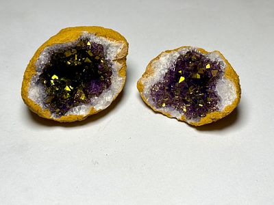 אבן גלם טבעית - קוורץ פתוח לשני חלקים - אמטיסט סגול וניצנוצי צבע זהב ורוקי קריסטל לבן שקוף - 