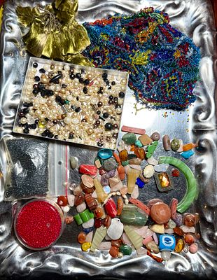 אוסף גדול של חרוזים כולל אבני חן שונות