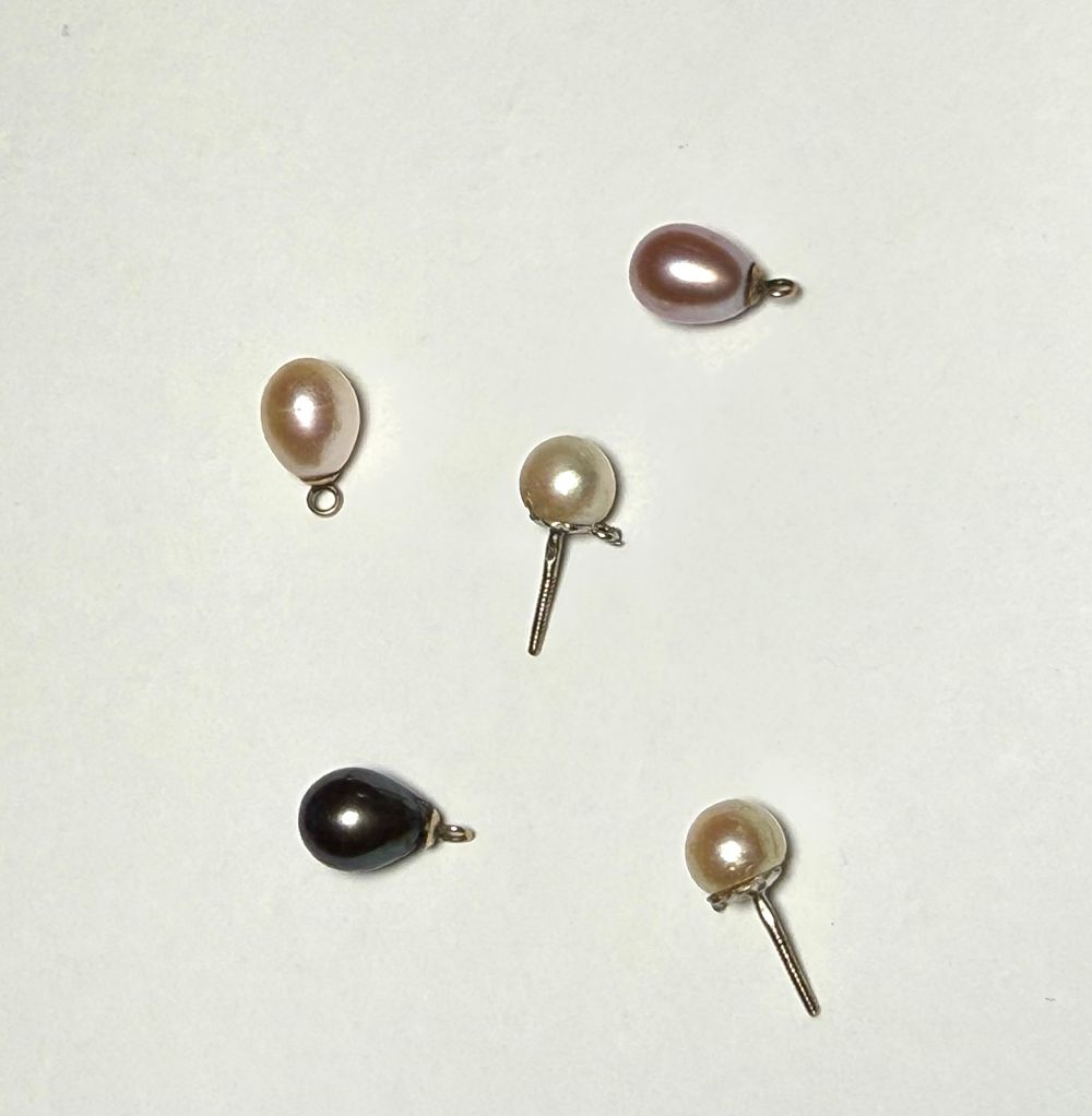 חמישה פנינים 3 אגסים עם מתלה זהב -לבנה-ורודה-אפורה 7.5X10 מ''מ - 2 עגולות עם מוטות הברגה 