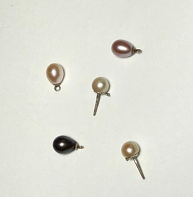 חמישה פנינים 3 אגסים עם מתלה זהב -לבנה-ורודה-אפורה 7.5X10 מ''מ - 2 עגולות עם מוטות הברגה 