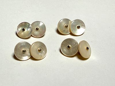 סט 4 חפטים-כפתורים עשויים צדף-אם הפנינה-דר עם מתכת מוזהבת - קוטר כל צדף 1.2 ס''מ -