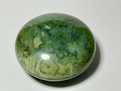 קופסא עם מכסה אבן חן ג'ייד ירוק עם שקיפות יפה באור - קוטר 7 ס''מ - גובה 3.5 ס''מ