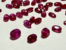 NATURAL RUBY אבני חן רובי טבעי 80 אבנים במשקל כולל 30.5 CT בליטוש אובלי בגווני צבע אדומים יפים תמונה - 2