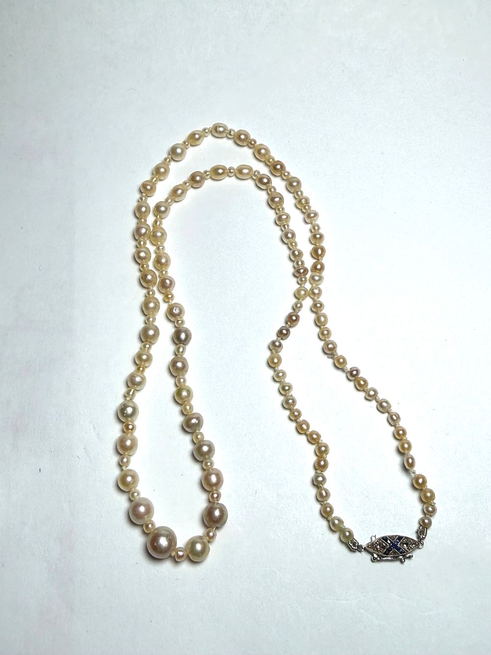 מחרוזת פנינים מ3 עד 6.5 מ''מ קוטר עם סוגר ART DECO זהב 18 קרט חתום עם ספירים כחולים ודיאמנטים 